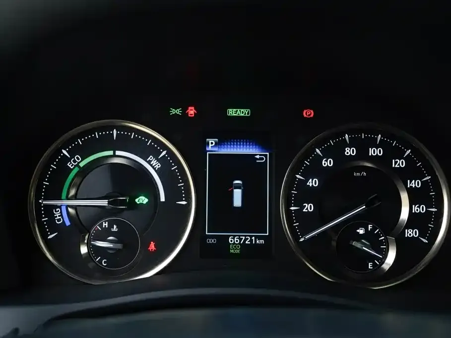 Toyota Alphard — фото 10