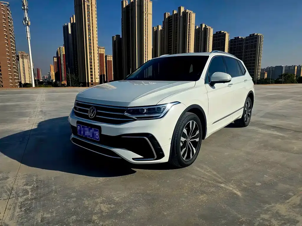 Volkswagen Tiguan L — фото 1
