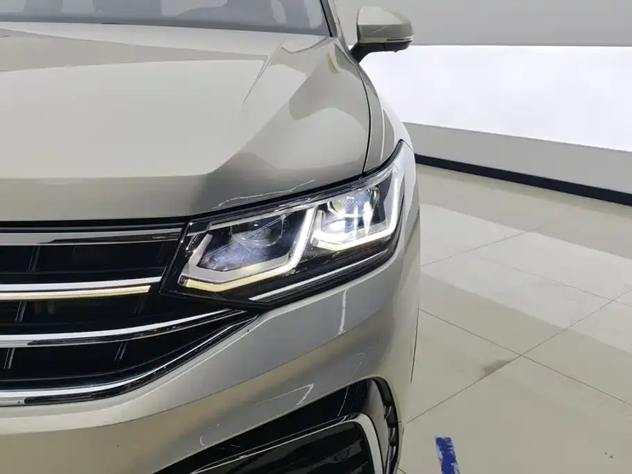 Volkswagen Tiguan L — фото 8