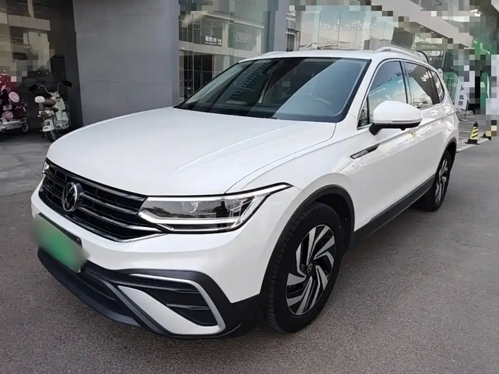Volkswagen Tiguan L — фото 1
