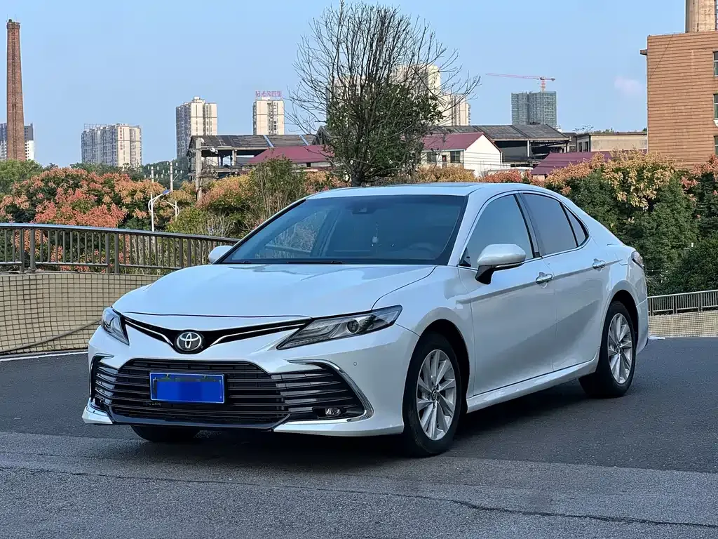 Toyota Camry — фото 1