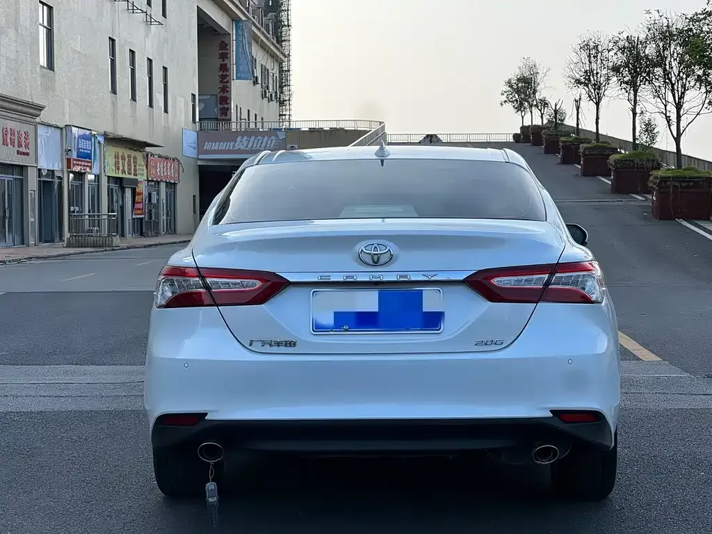 Toyota Camry — фото 2