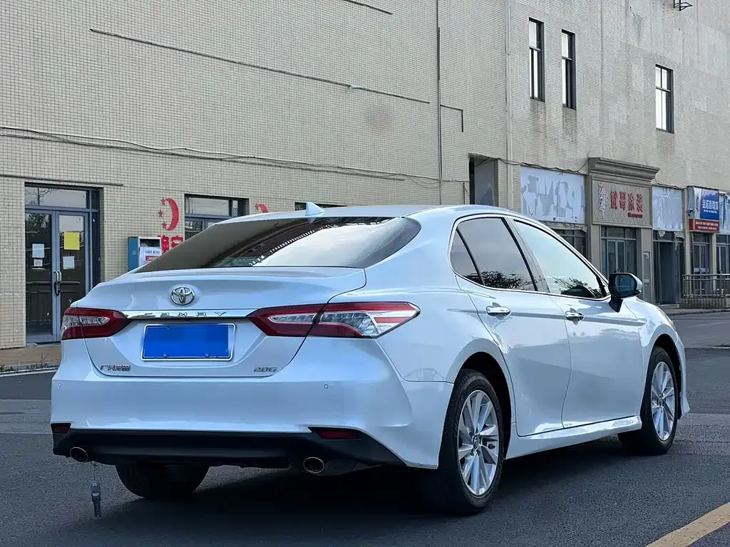 Toyota Camry — фото 3