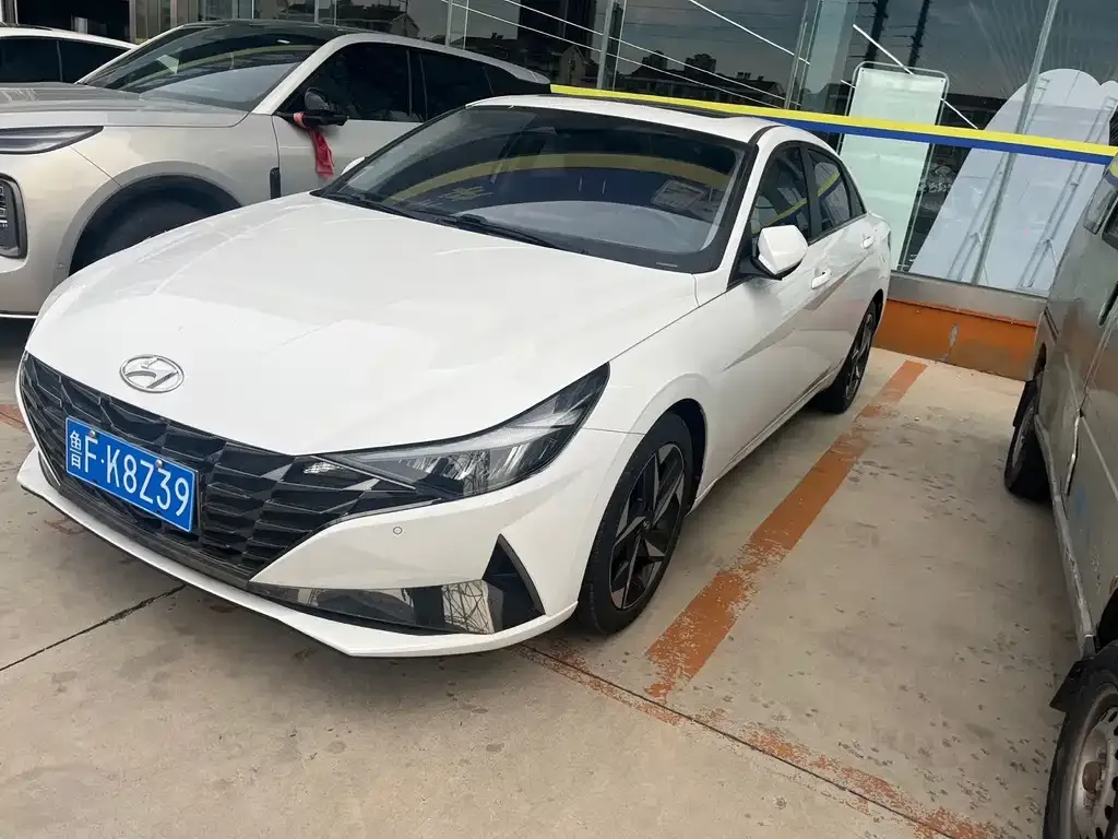 Hyundai Elantra — фото 1