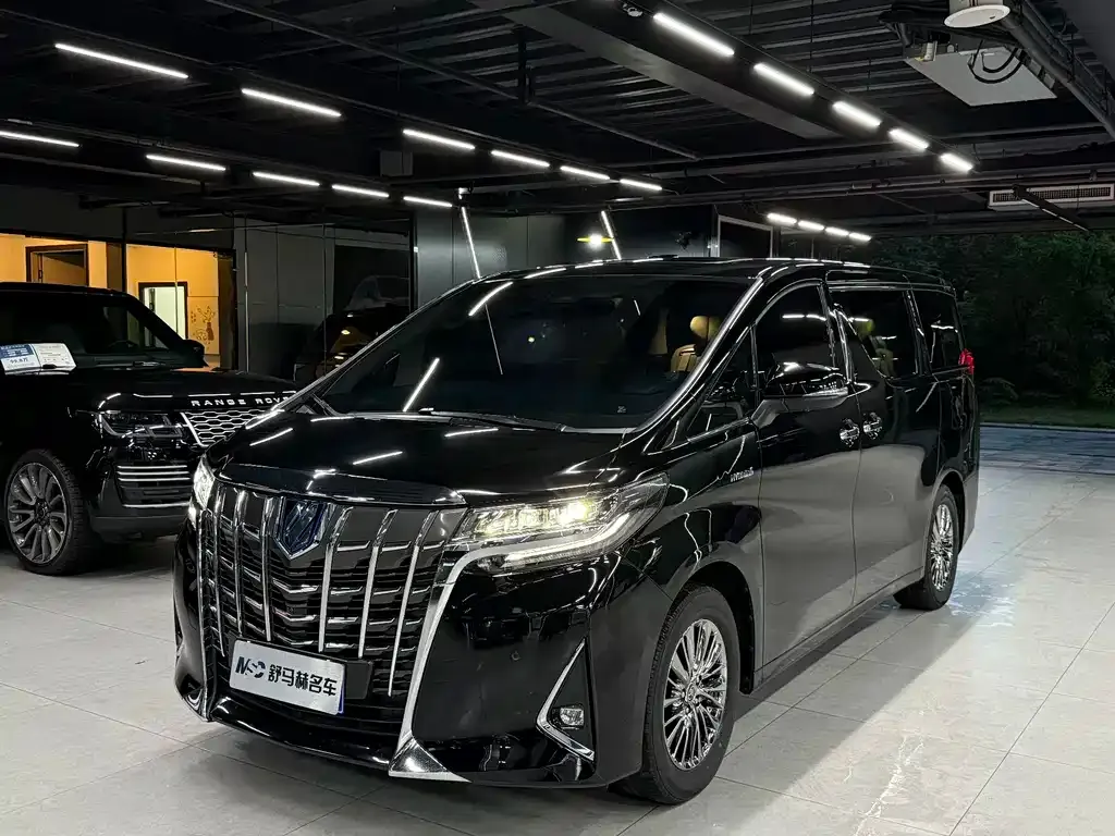 Toyota Alphard — фото 1