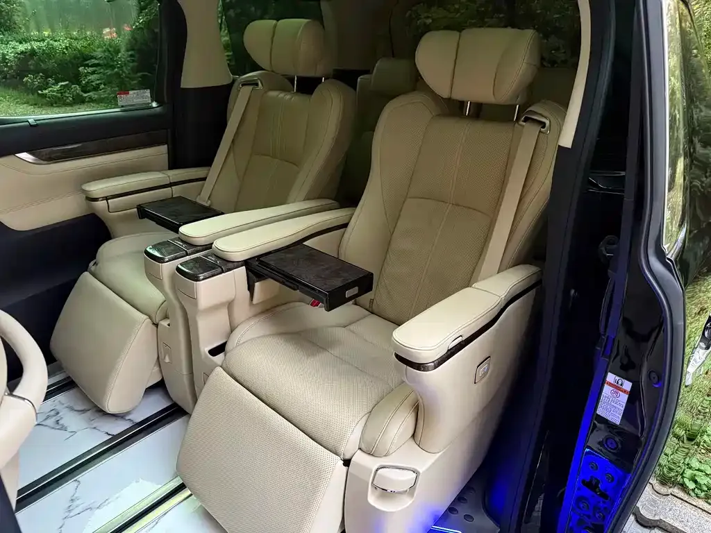 Toyota Alphard — фото 4