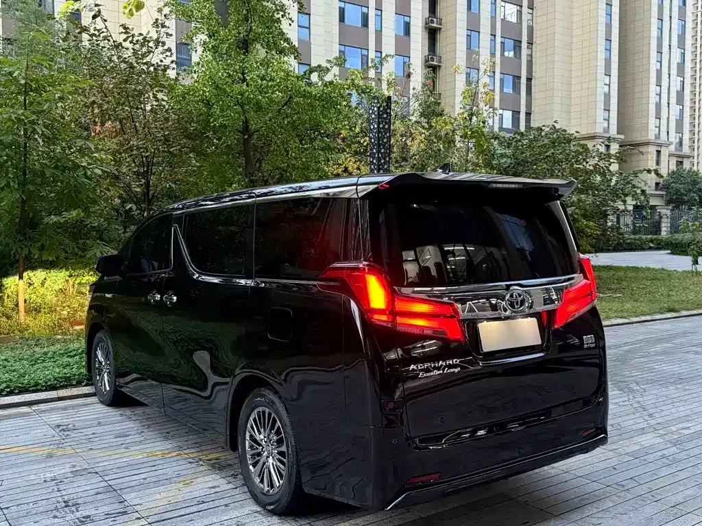 Toyota Alphard — фото 8