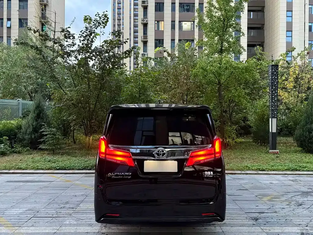 Toyota Alphard — фото 7