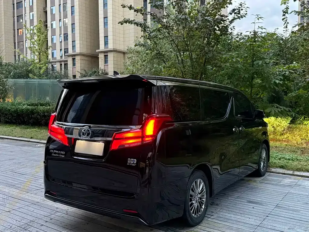 Toyota Alphard — фото 9