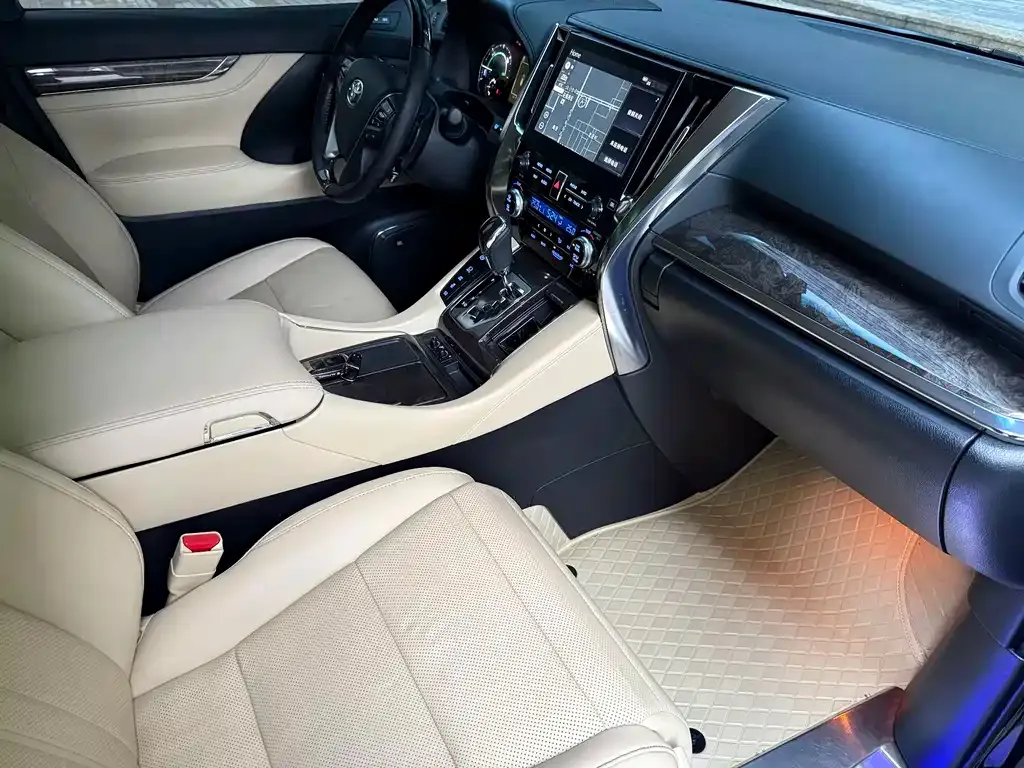 Toyota Alphard — фото 2