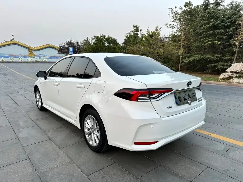 Toyota Corolla — фото 5