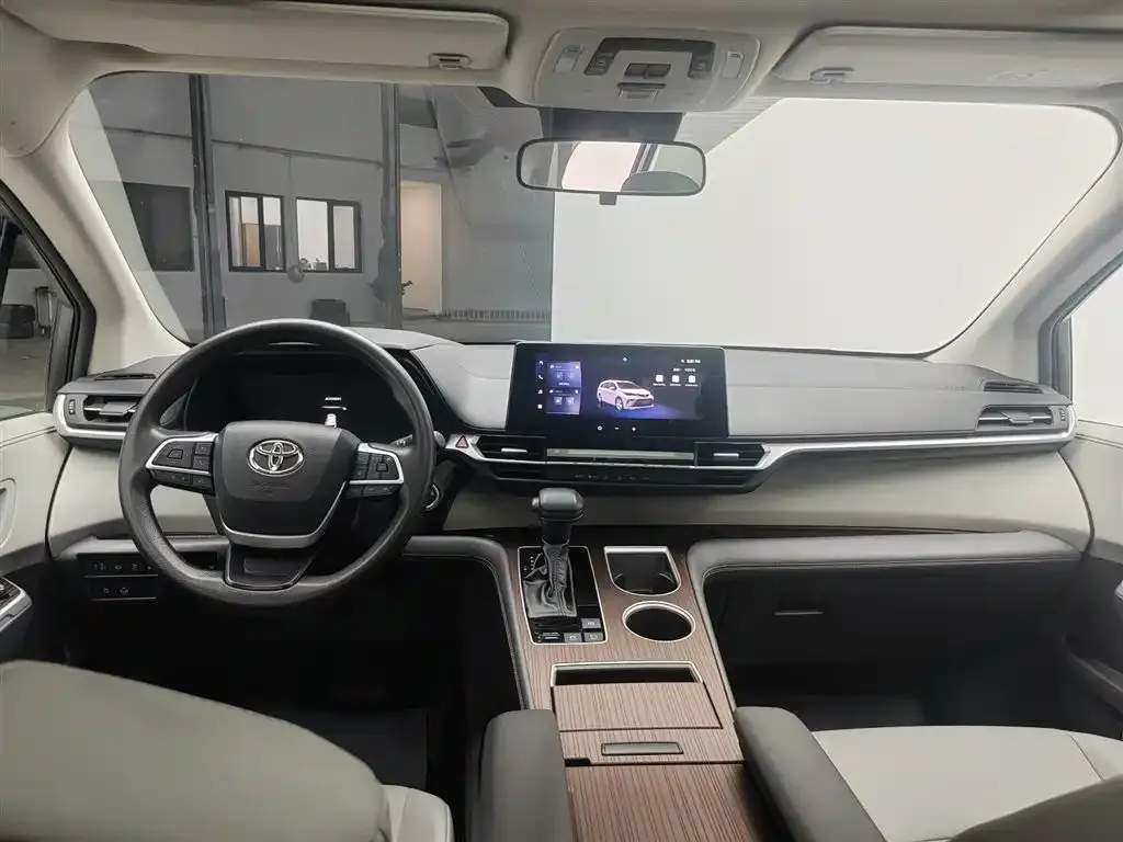 Toyota Granvia — фото 10