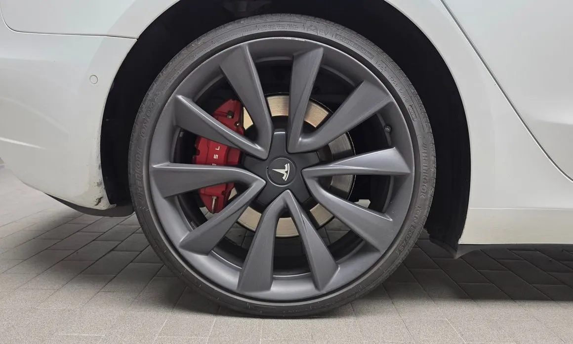 Tesla Model 3 — фото 10
