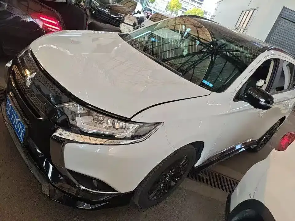 Mitsubishi Outlander — фото 1