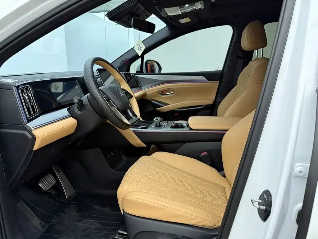 BYD L DM-i — фото 8