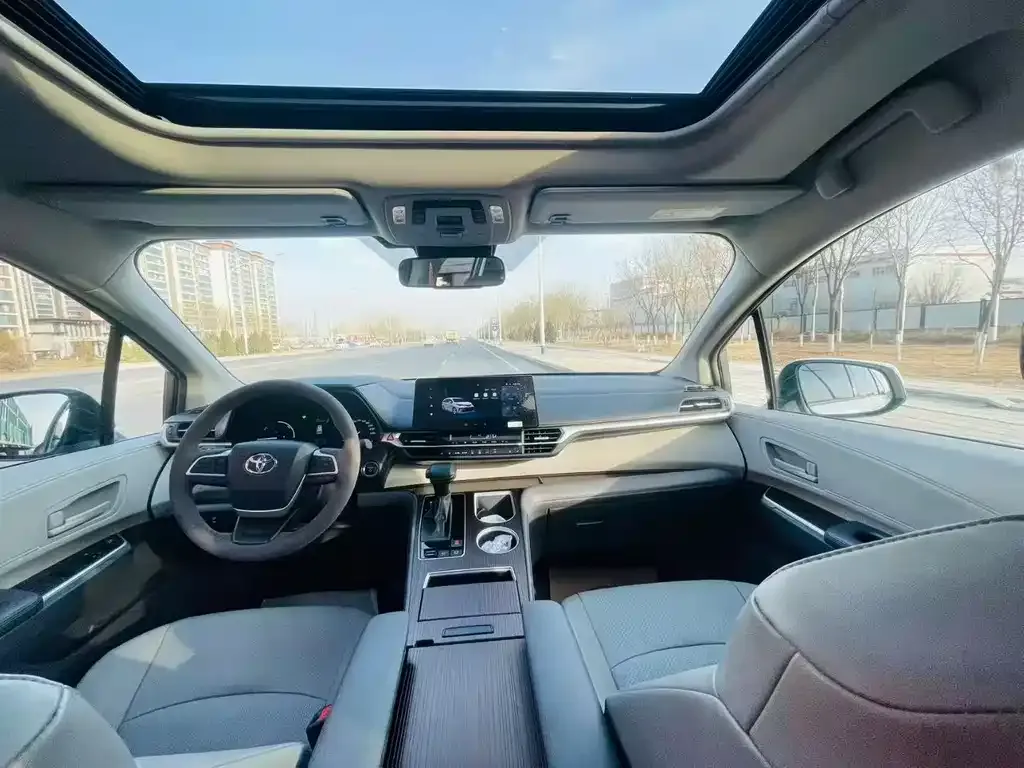 Toyota Granvia — фото 3
