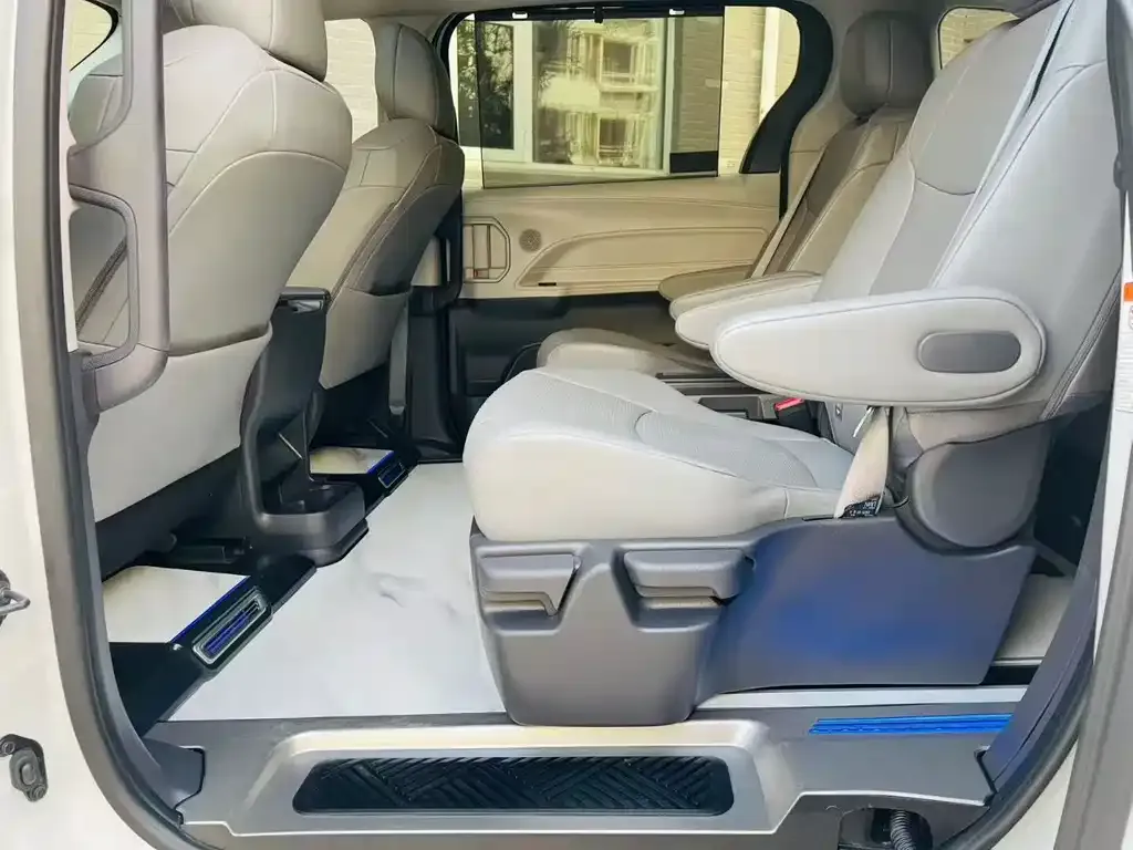 Toyota Granvia — фото 6