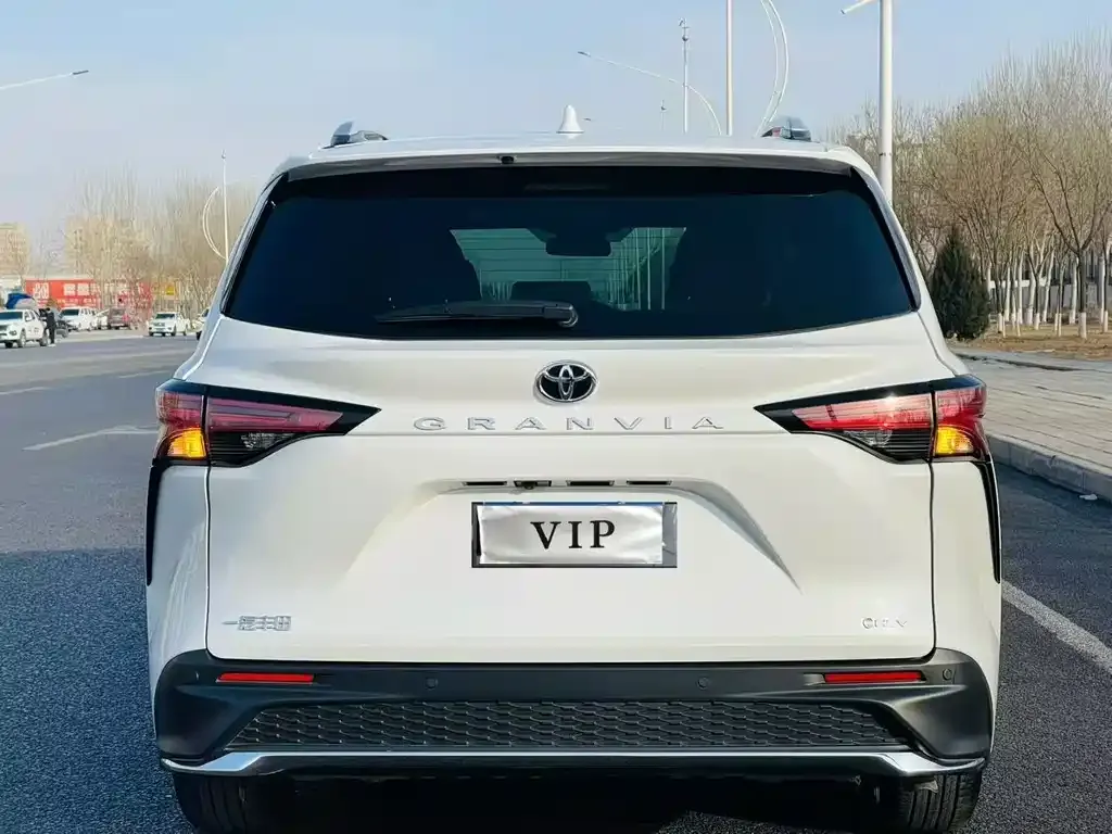 Toyota Granvia — фото 8