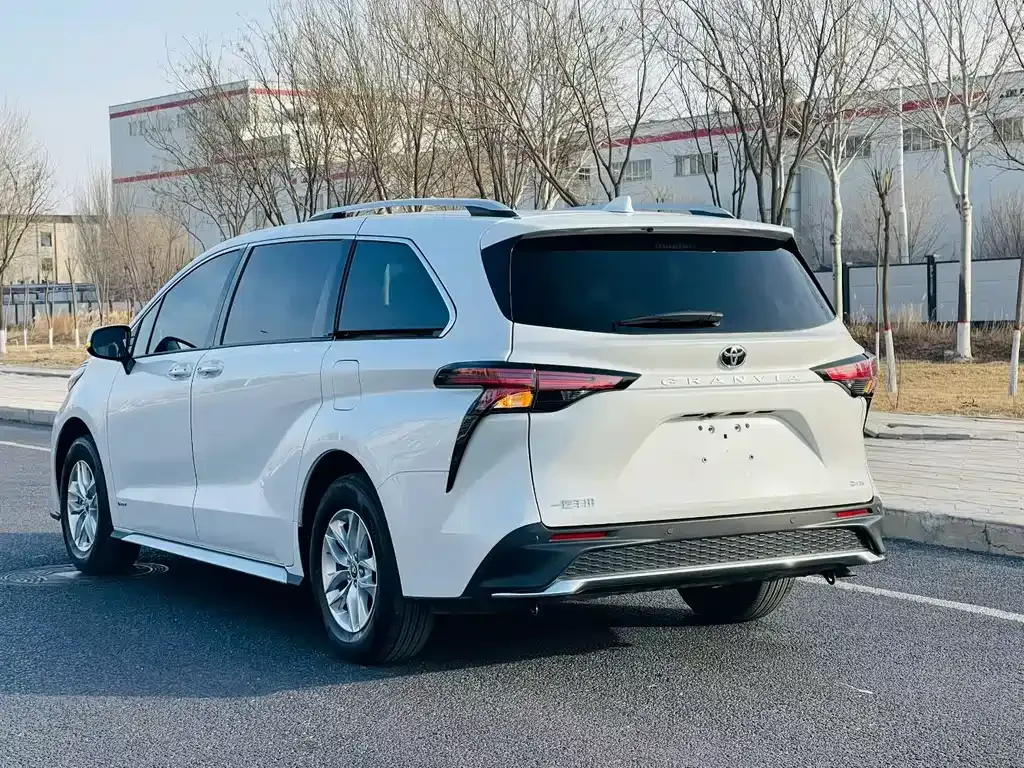 Toyota Granvia — фото 9