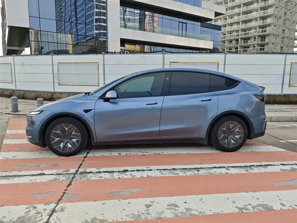 Tesla Model Y L — фото 7