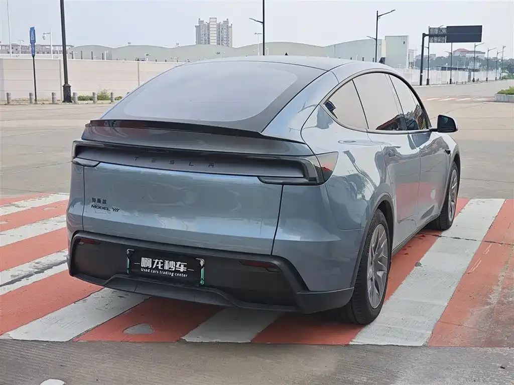 Tesla Model Y L — фото 4