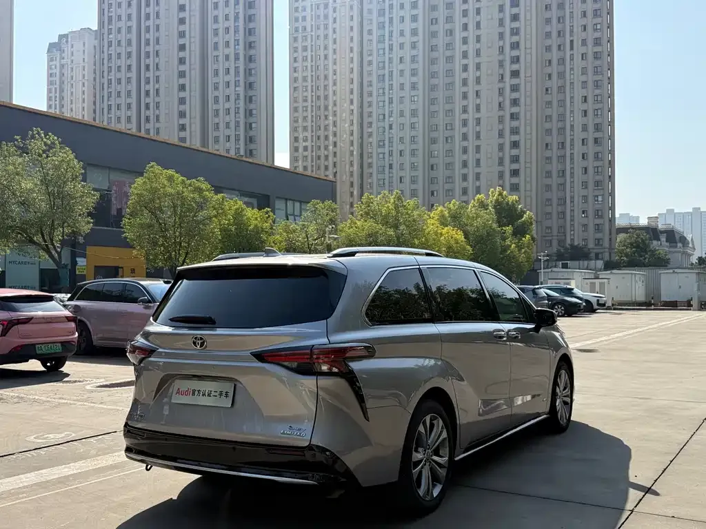 Toyota Sienna — фото 4