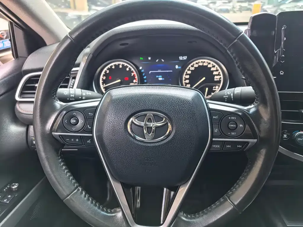 Toyota Camry — фото 4