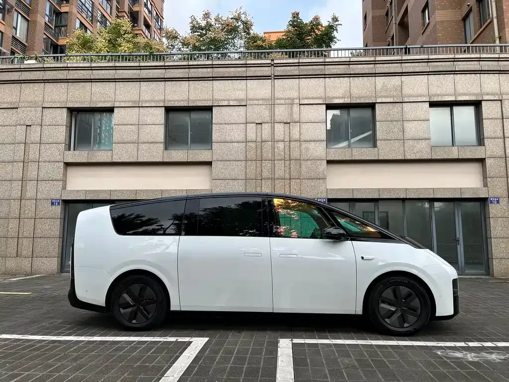 Li Auto MEGA — фото 7