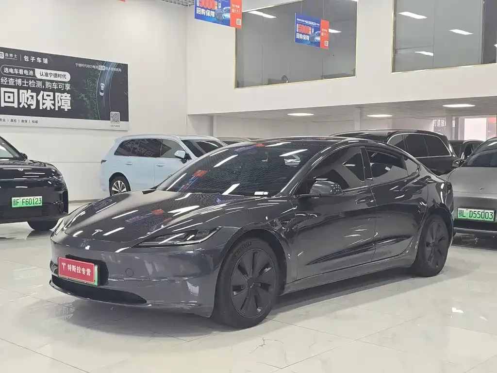Tesla Model 3 — фото 1