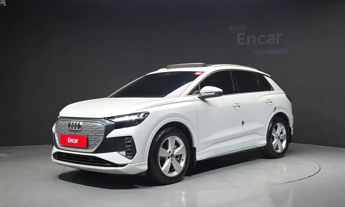 Audi Q4 e-tron — фото 1