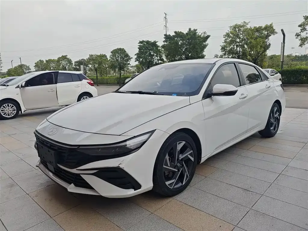 Hyundai Elantra — фото 1