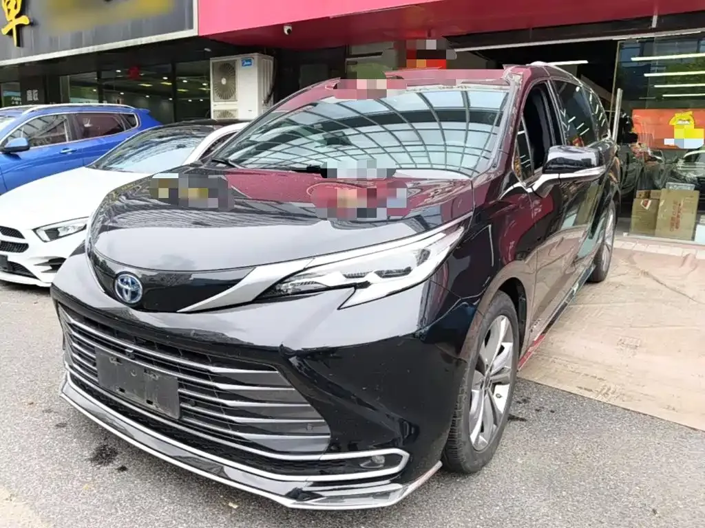 Toyota Sienna — фото 1