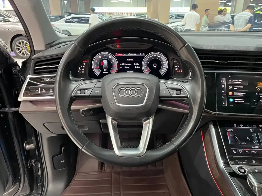 Audi Q7 — фото 10