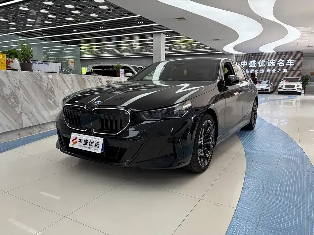 BMW 5 Series — фото 1