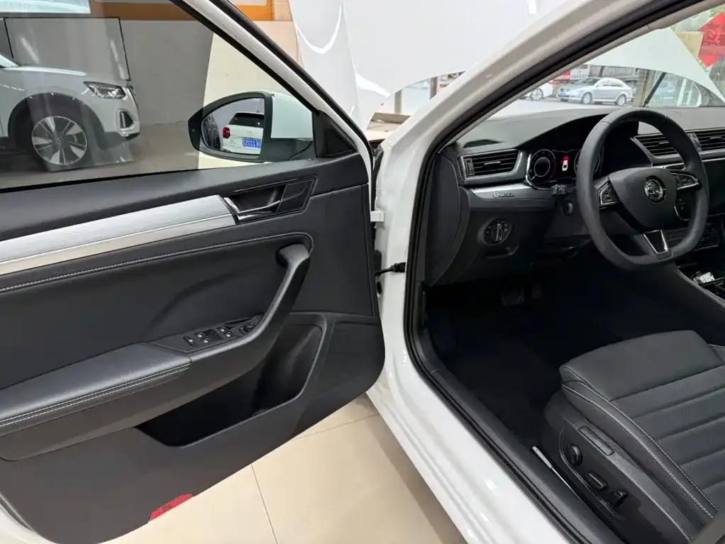 Skoda Superb — фото 7