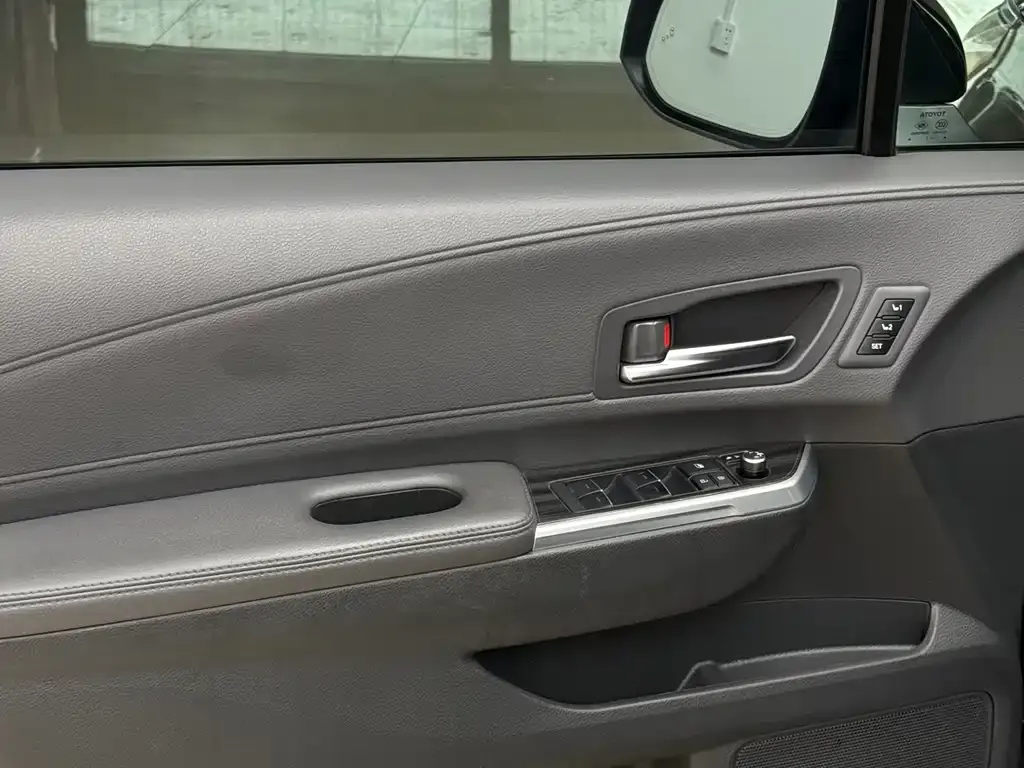Toyota Sienna — фото 2