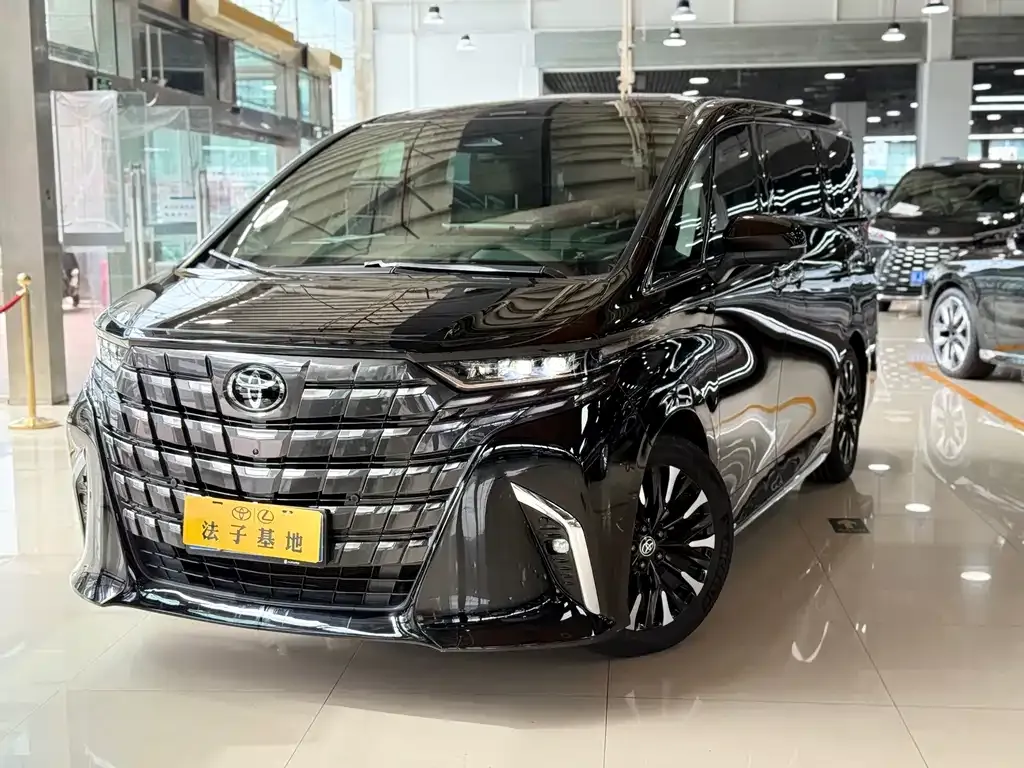 Toyota Alphard — фото 1