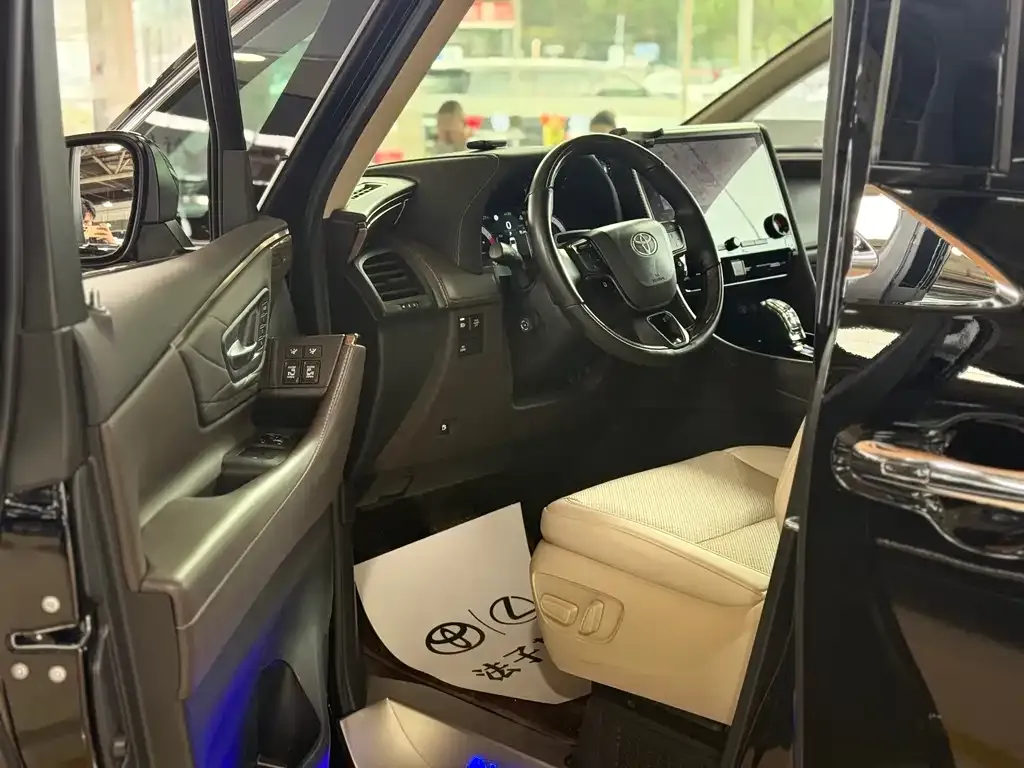 Toyota Alphard — фото 8