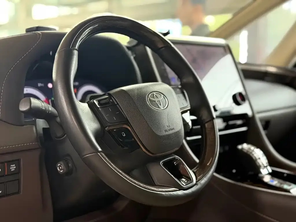 Toyota Alphard — фото 3