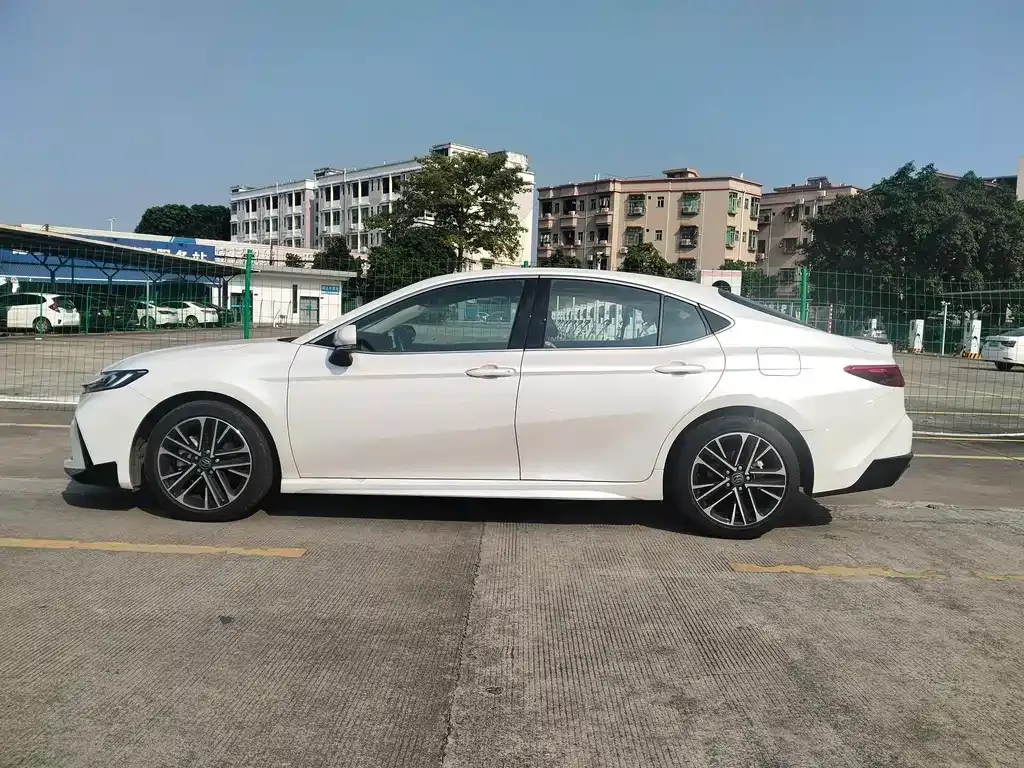 Toyota Camry — фото 8