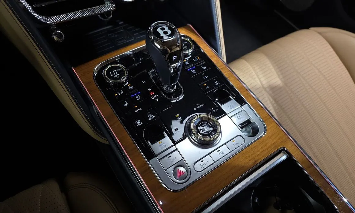 Bentley Flying Spur — фото 6