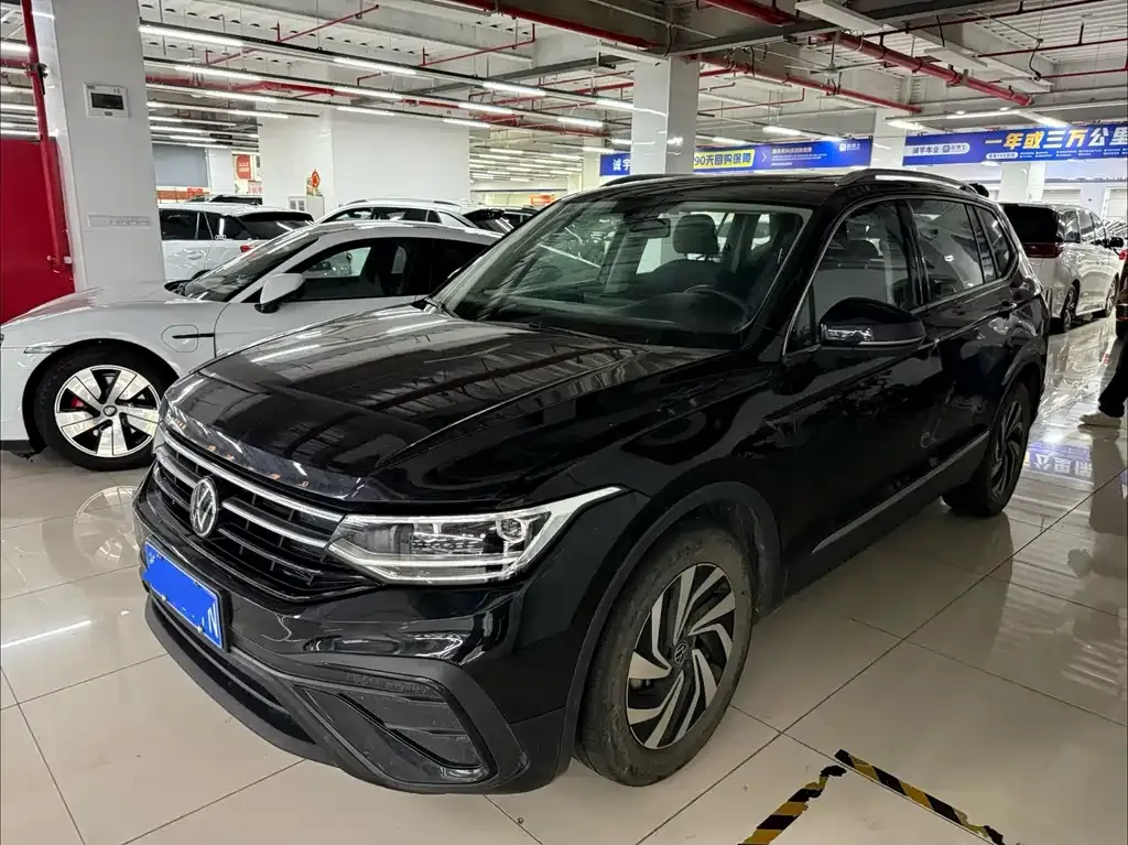 Volkswagen Tiguan L — фото 1