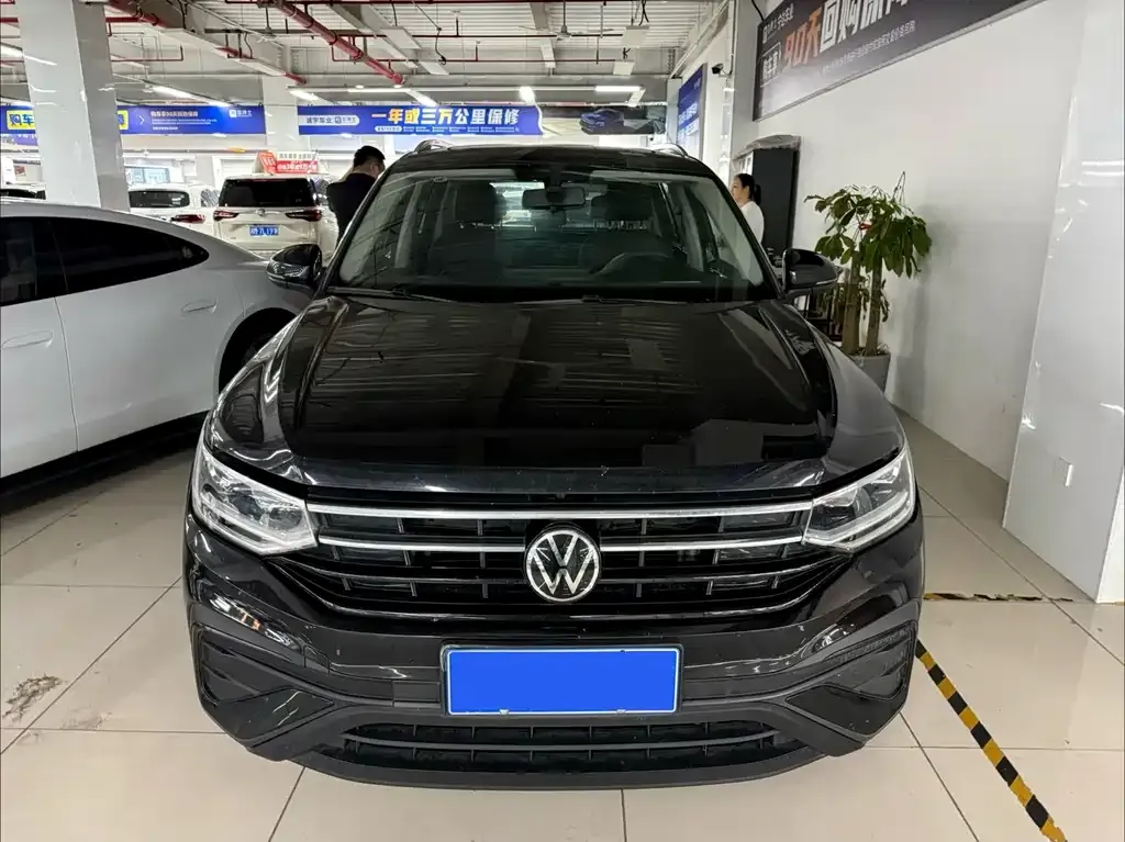 Volkswagen Tiguan L — фото 10