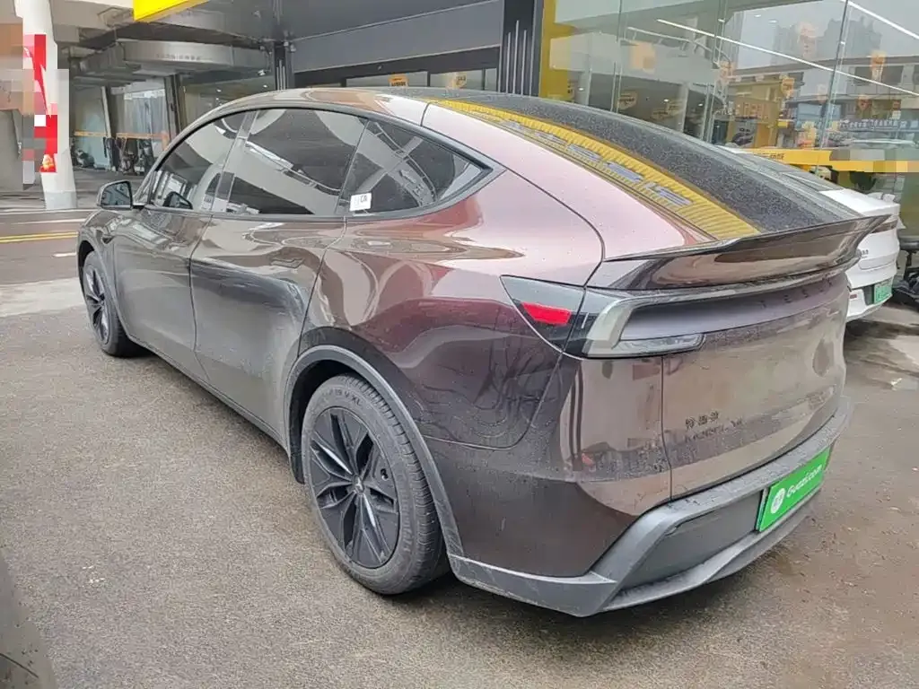 Tesla Model Y L — фото 8