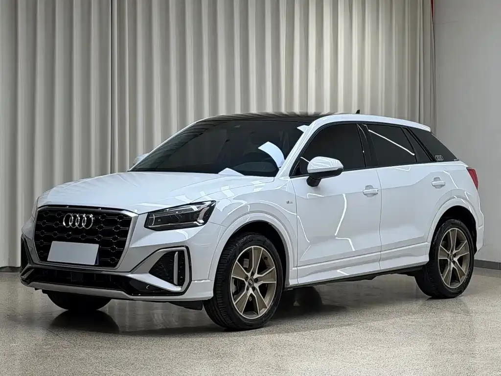 Audi Q2L — фото 1