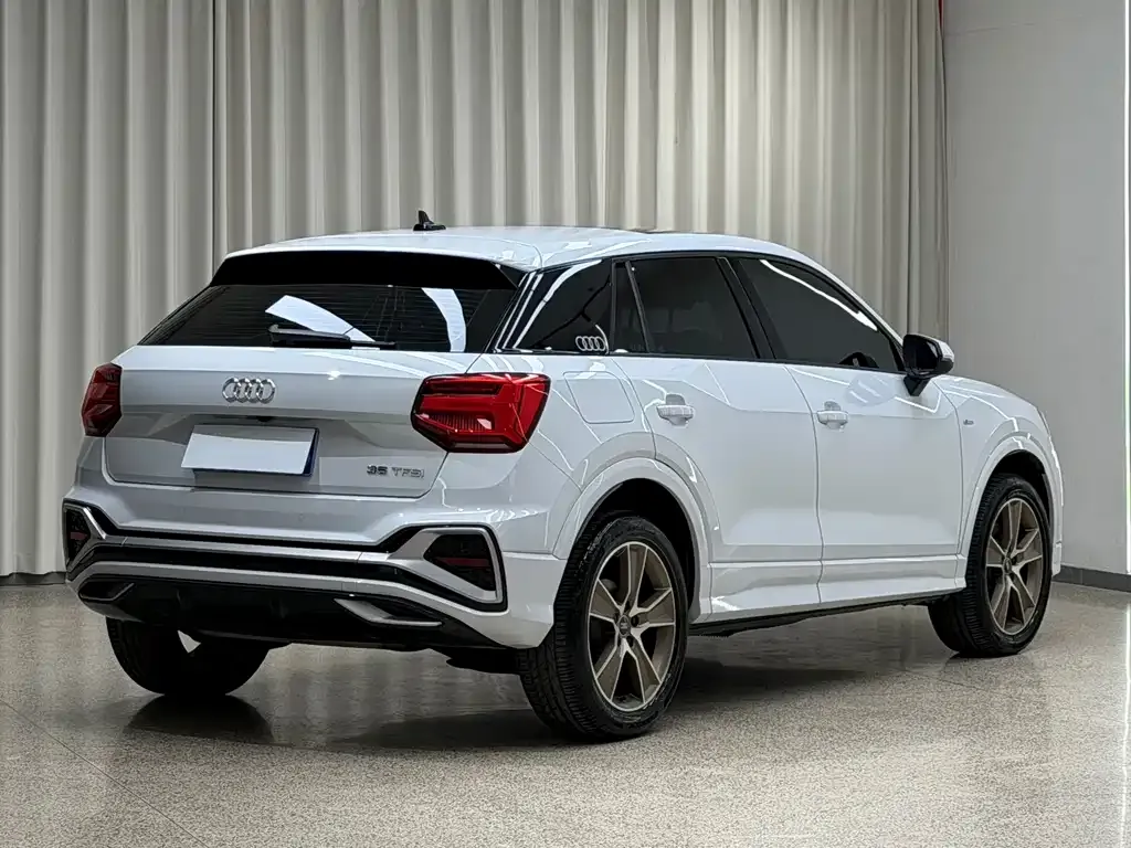 Audi Q2L — фото 7