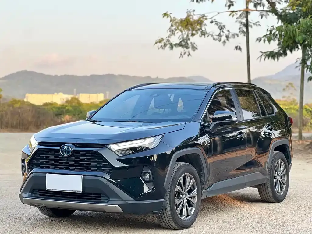 Toyota RAV4 — фото 1