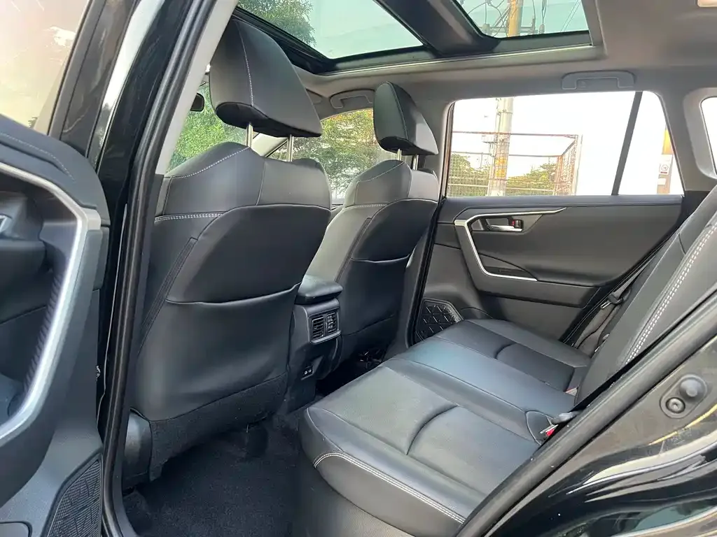 Toyota RAV4 — фото 4