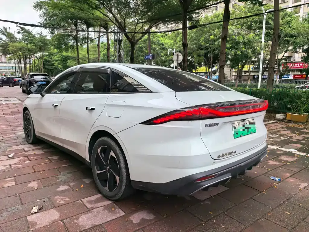 Geely Galaxy L6 — фото 9