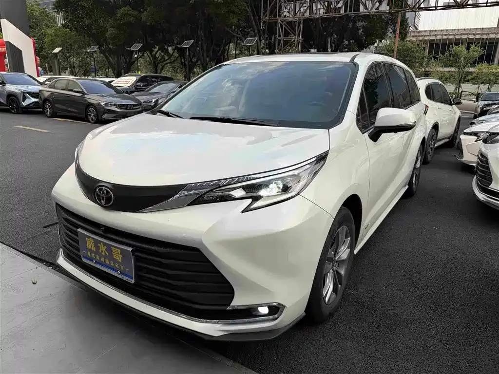 Toyota Sienna — фото 1